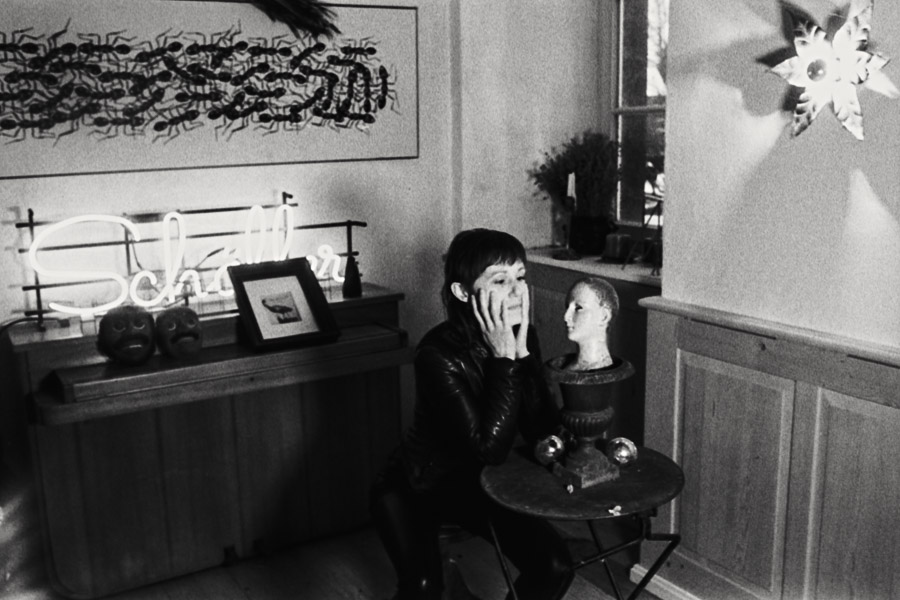 Schwarzweiß-Fotografie, Frau mit Lederjacke im Innenraum, Kunstfotografie
