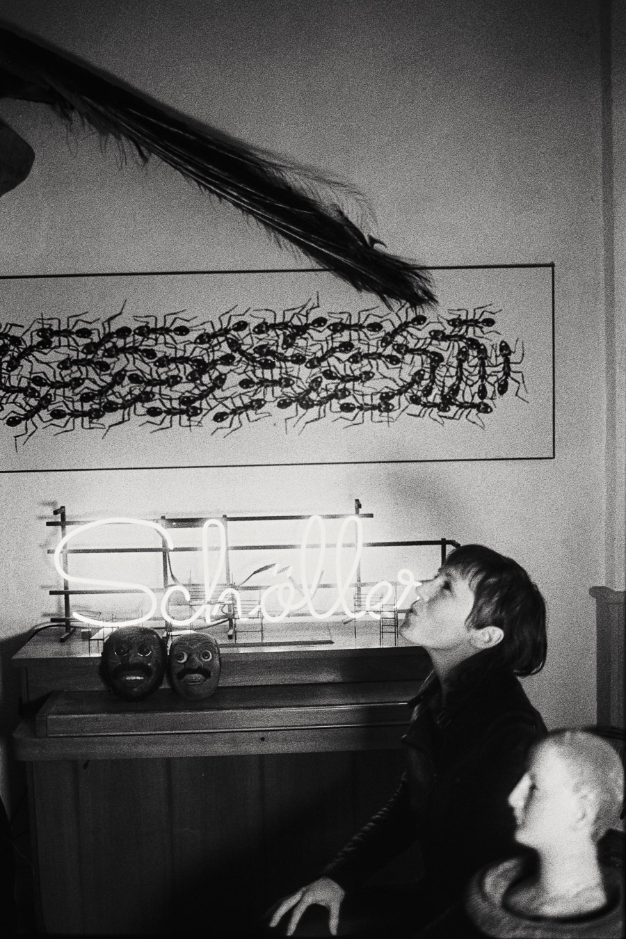 Schwarzweiß-Fotografie, Frau mit Neonschrift und Kunstwerk, intim