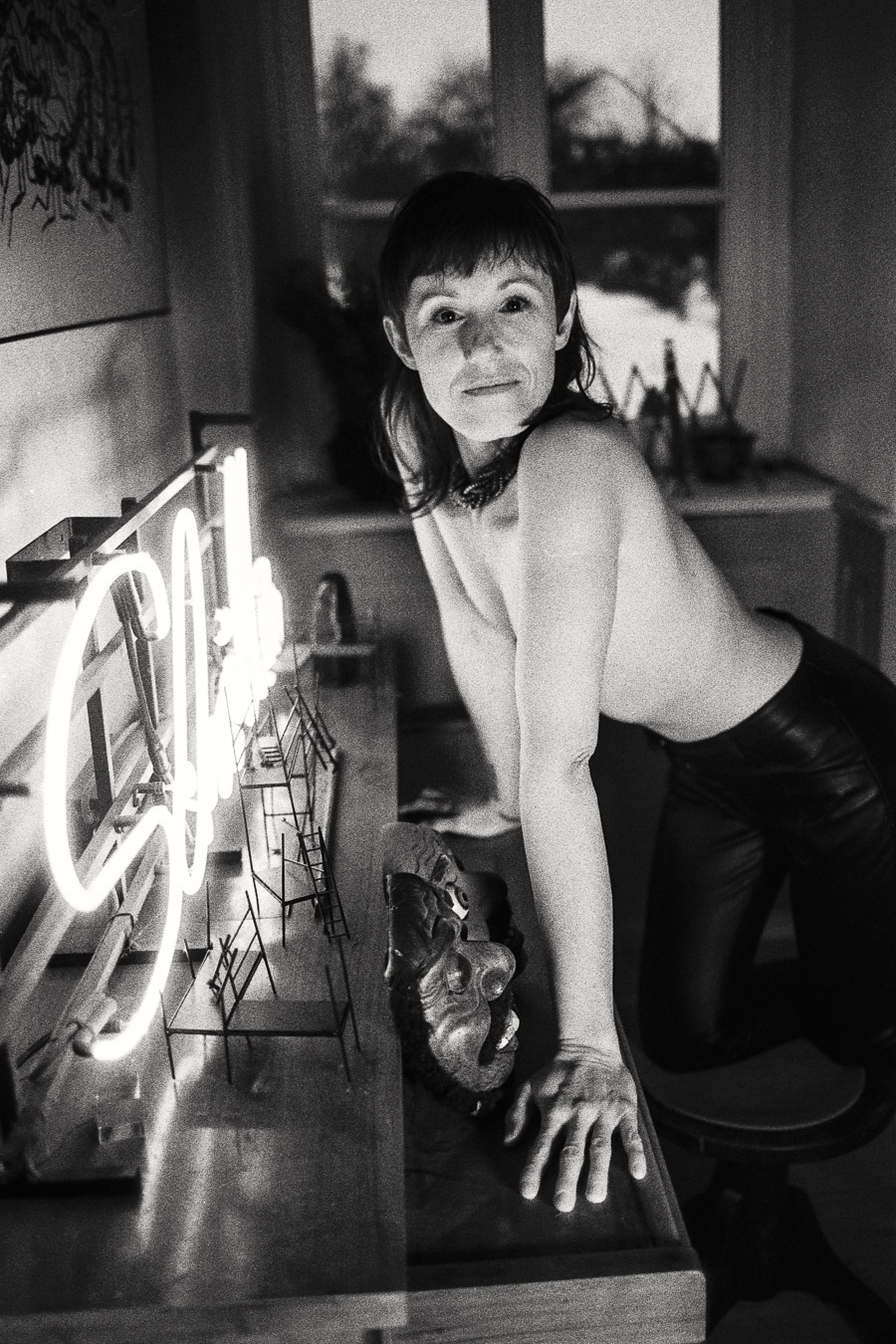 Fine Art Fotografie SW, Frau im Raum mit Neonlicht, künstlerisch