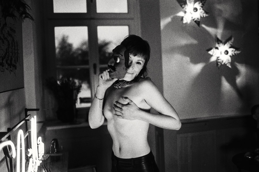 Schwarzweiß-Fotografie, Frau mit Maske und Neonlicht, Kunstfotografie