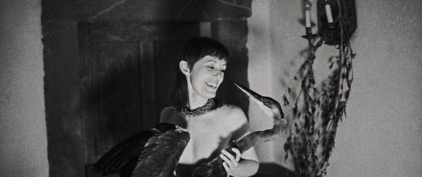 Fine Art Fotografie SW, Frau mit Vogel, künstlerisch, surreal