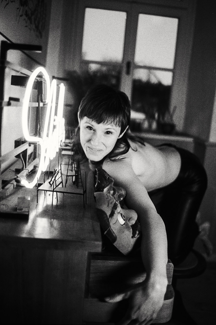 Schwarzweiß-Fotografie, Frau mit nacktem Oberkörper und Neon, intim