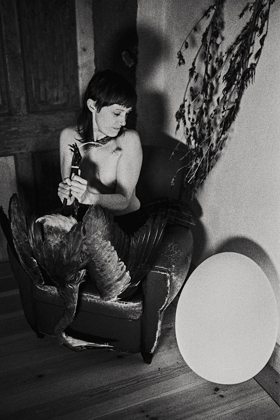 Schwarzweiß-Fotografie, Frau mit ausgebreitetem Vogel, intim, surreal