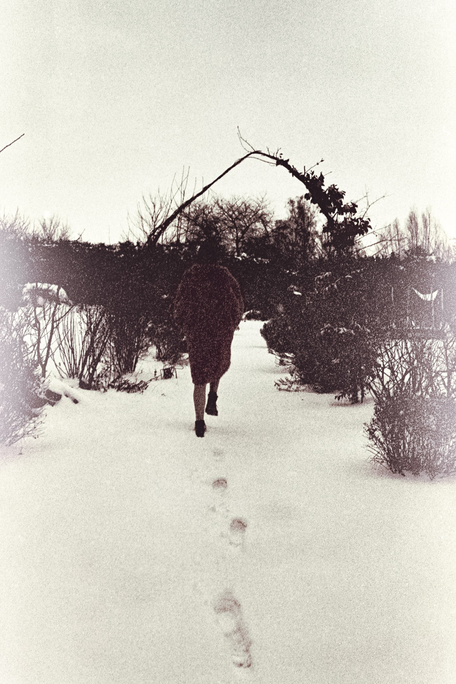 Fine Art Fotografie Sepia, Person im Schnee, Winter, Vintage-Stil