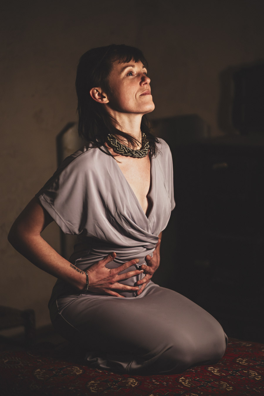 Farbfotografie, Frau auf orientalischem Teppich, warm, einladend