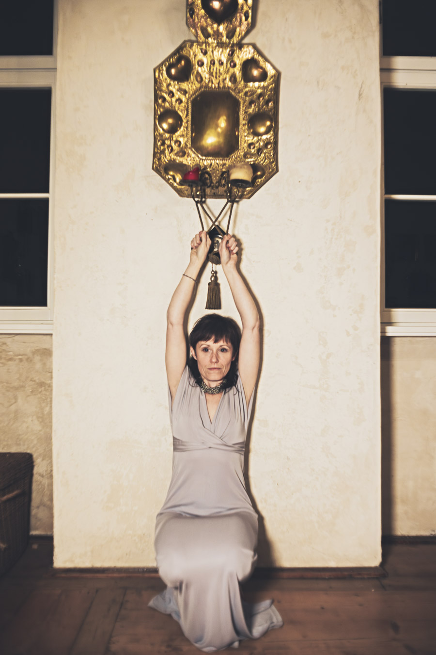 Farbfotografie, kniende Frau mit goldener Lampe, intim, zeremoniell