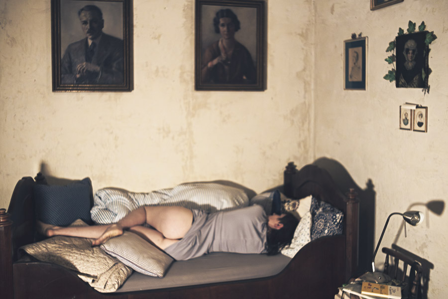 Kunstfotografie Farbe, Frau im Bett, atmosphärisch, nostalgisch