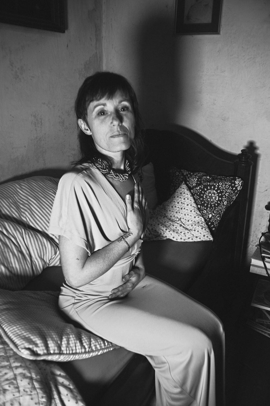 Antje Kröger Kunstfotografie, Frau mit Halskette, monochromes Porträt