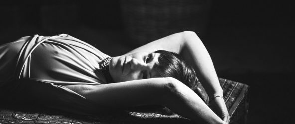 Schwarzweiß-Fotografie, liegende Frau mit Perlenkette, Kunstfotografie
