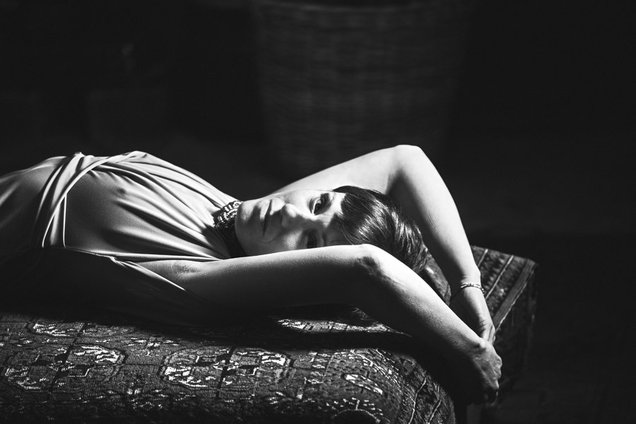 Schwarzweiß-Fotografie, liegende Frau mit Perlenkette, Kunstfotografie