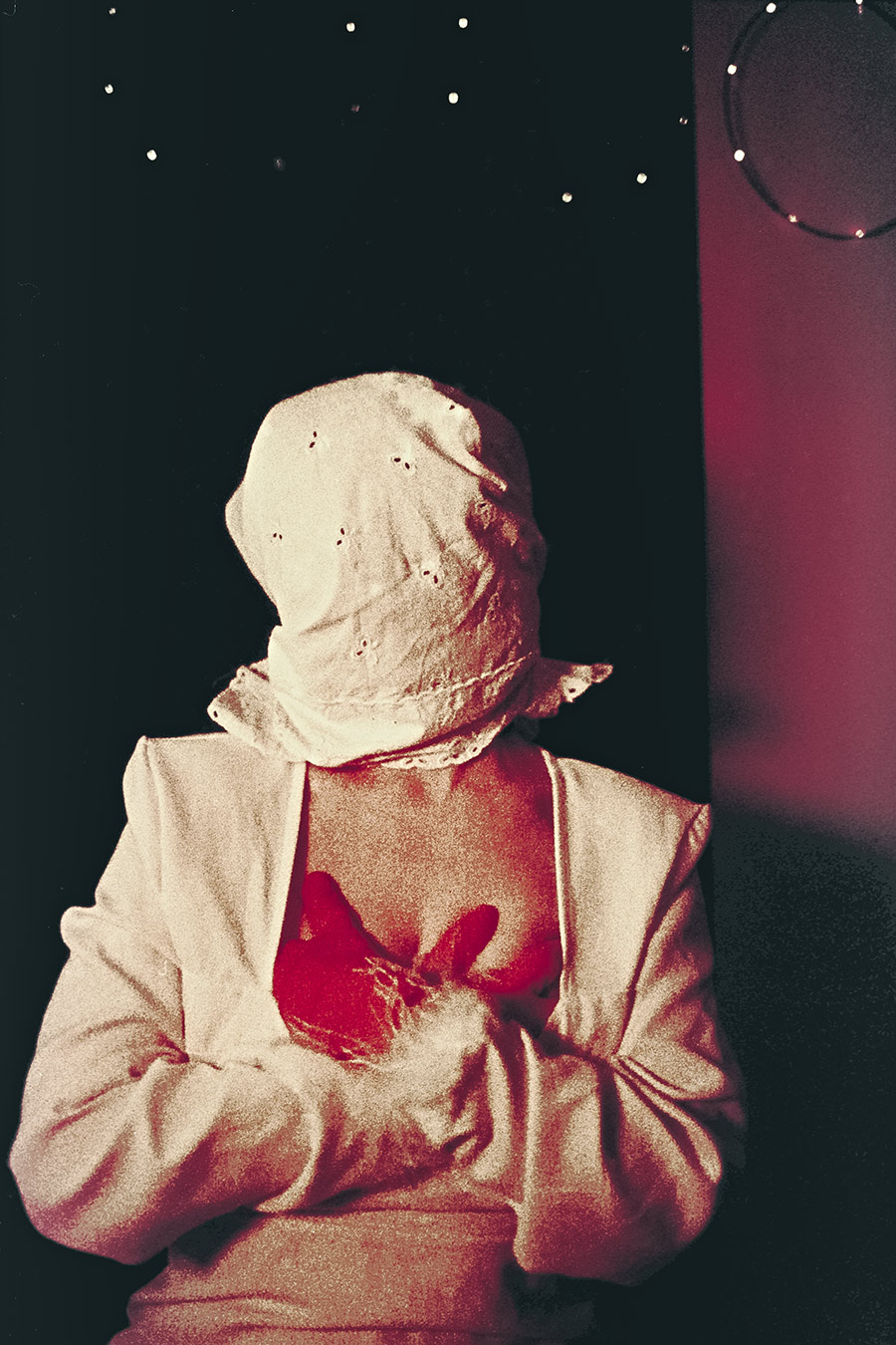 Analoge Fotokunst mit Stoff, Körper und unsichtbarem Gesicht