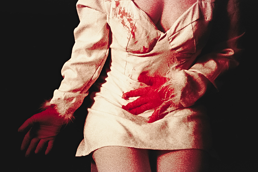 Rotes Durchdringen eines weißen Kleides in analoger Fotokunst