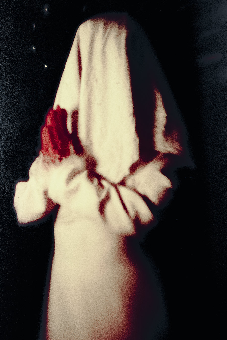 Analoge Fotokunst mit verdecktem Gesicht und abgelaufenem Filmmaterial