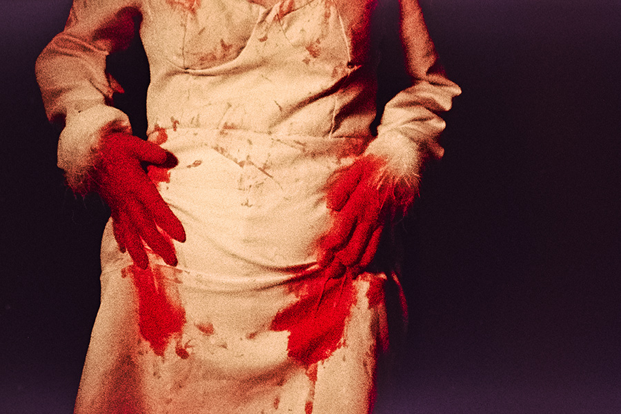 Analoge Aufnahme mit roter Spur auf weißem Stoff