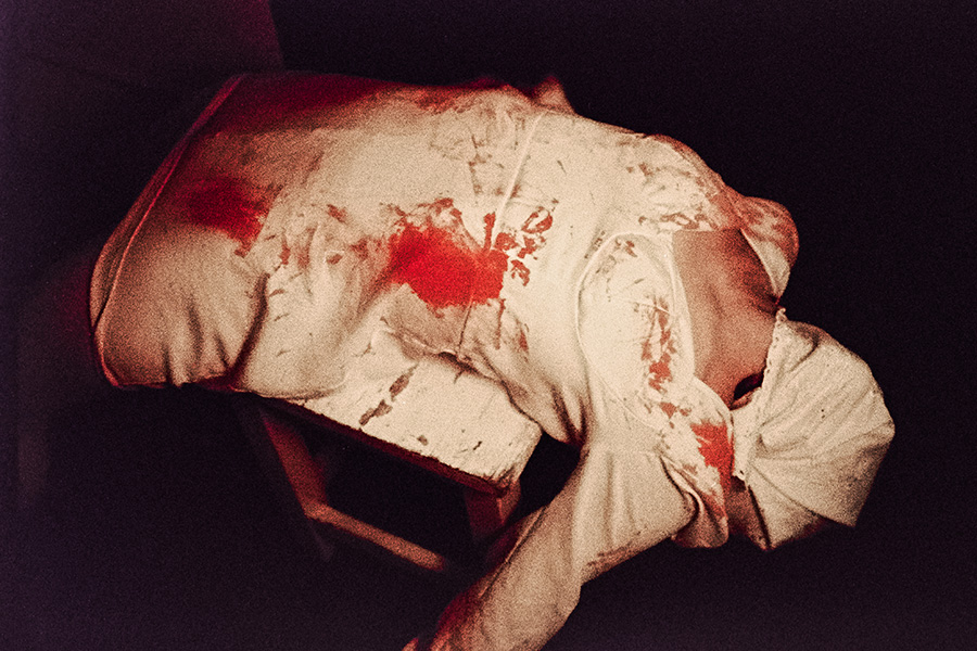 Analoge Fotokunst mit rotem Eingriff in ein weißes Kleid
