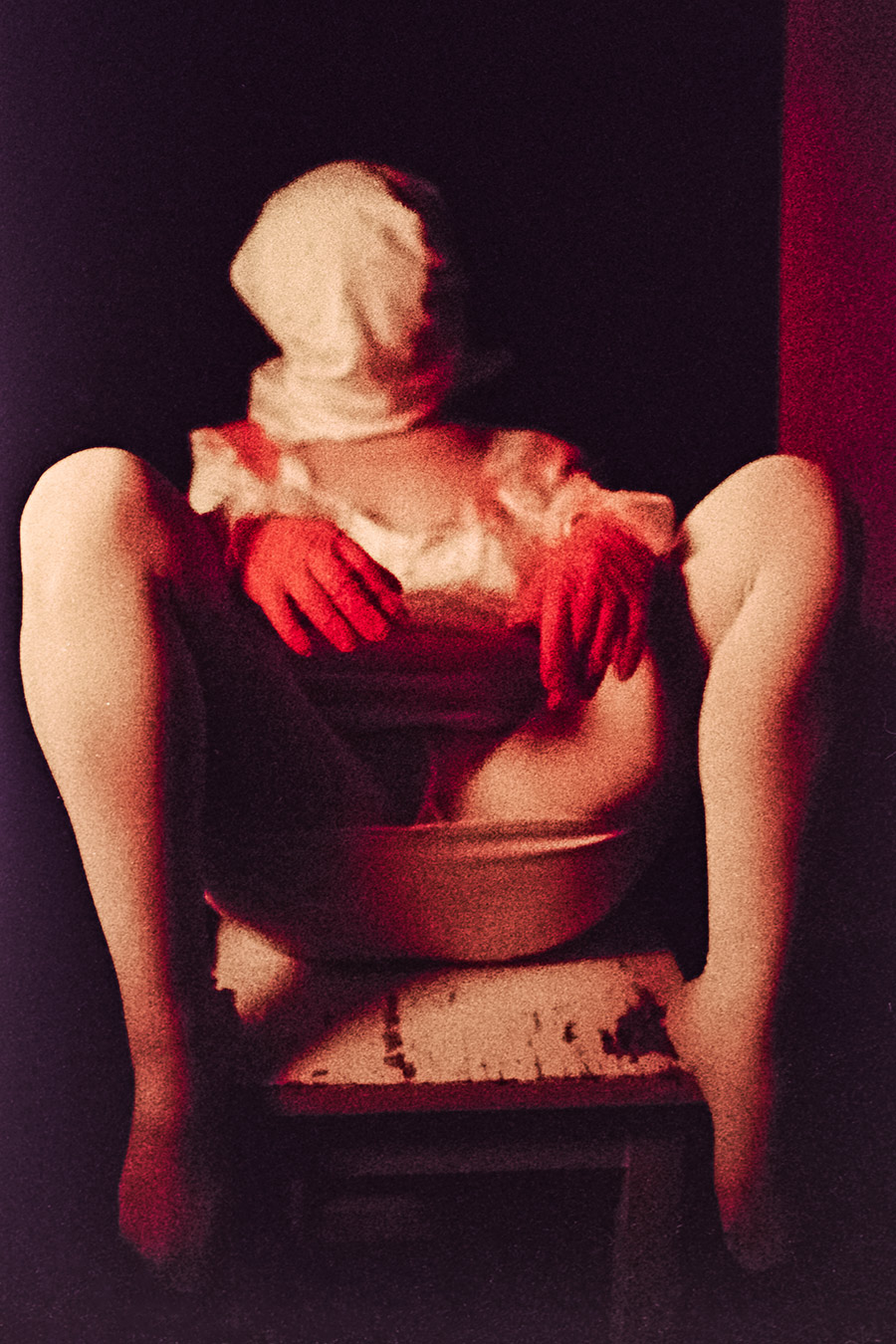 Weißes Kleid von Rot überzogen in analoger Fotografie