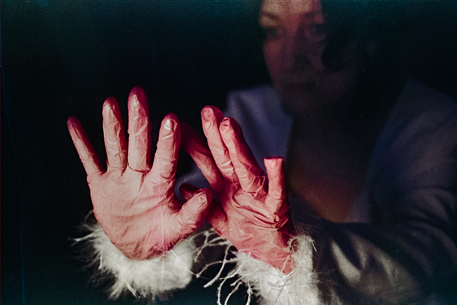 Analoges Farbfotografie-Porträt mit inszenierter Geste, Filmsoup