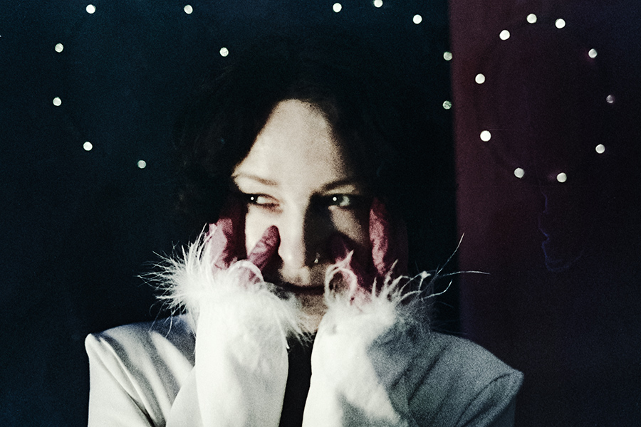 Zeitgenössisches Analogporträt mit performativem Ausdruck, Antje Kröger, Filmsoup