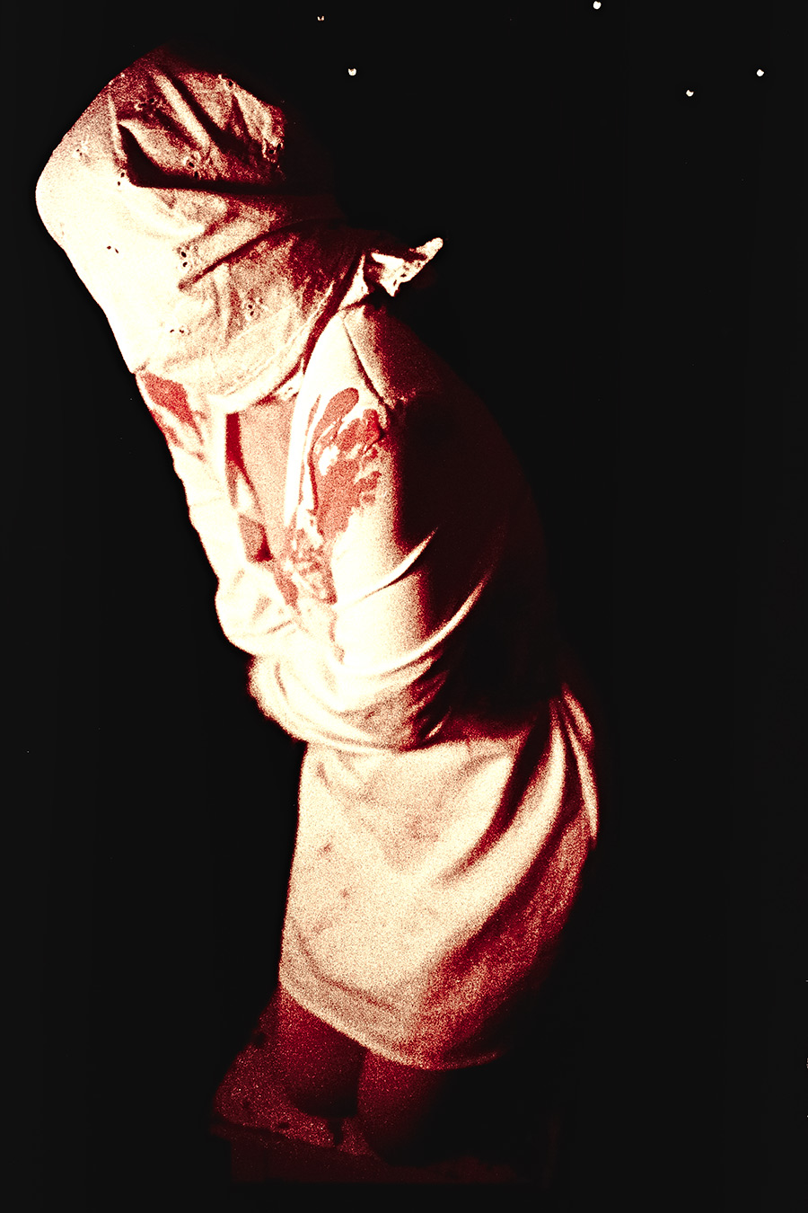 Analoge Körperdarstellung mit verdecktem Gesicht und Materialspuren
