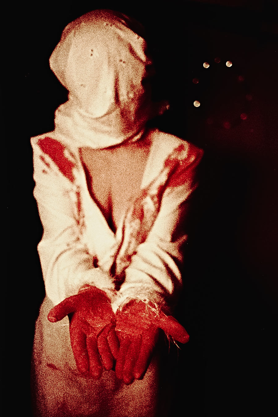 Künstlerische Analogaufnahme mit verhülltem Gesicht und starker Textur
