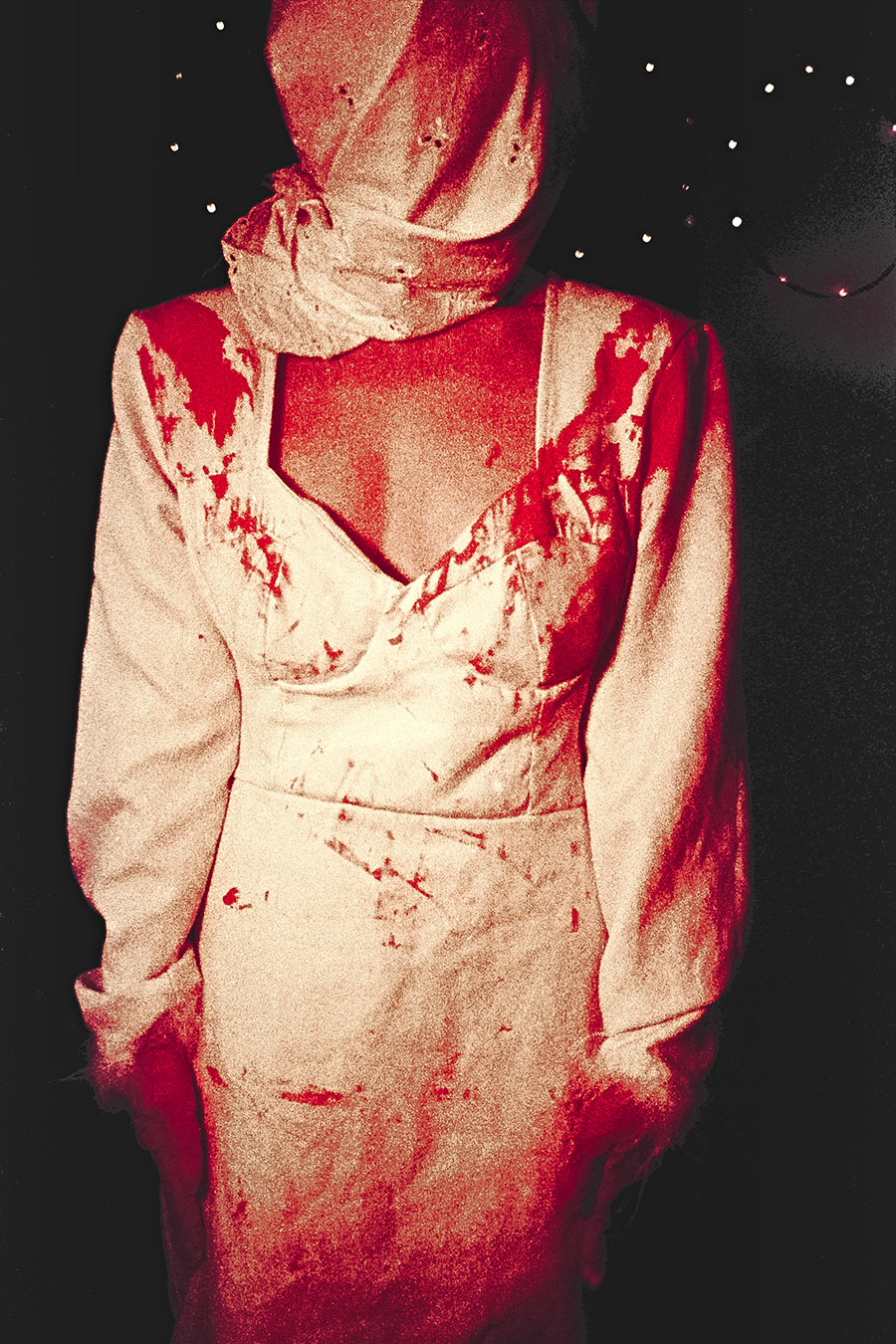 Analoge Fotokunst mit anonymer Figur und gealtertem Filmmaterial