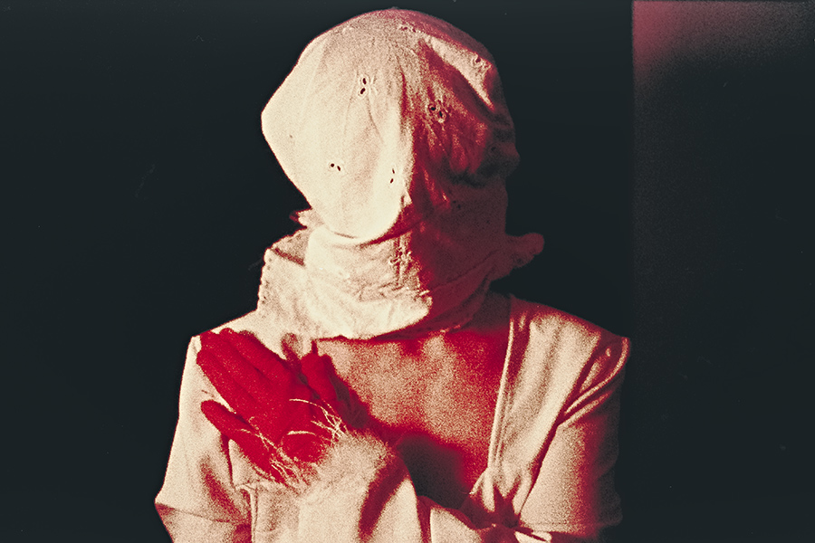 Verhülltes Porträt auf gealtertem analogem Filmmaterial