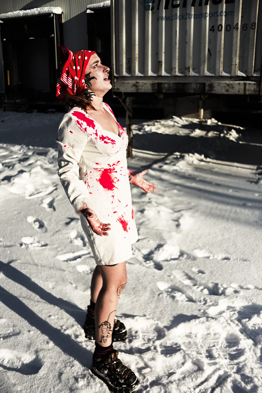 Frau im Schnee, rotes Tuch, weißes Kleid, Kälte im Gesicht