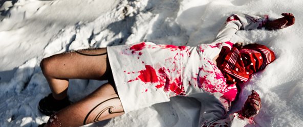 Frau im frostigen Außenraum mit rotem Akzent