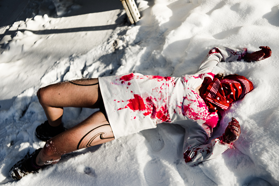 Frau im frostigen Außenraum mit rotem Akzent