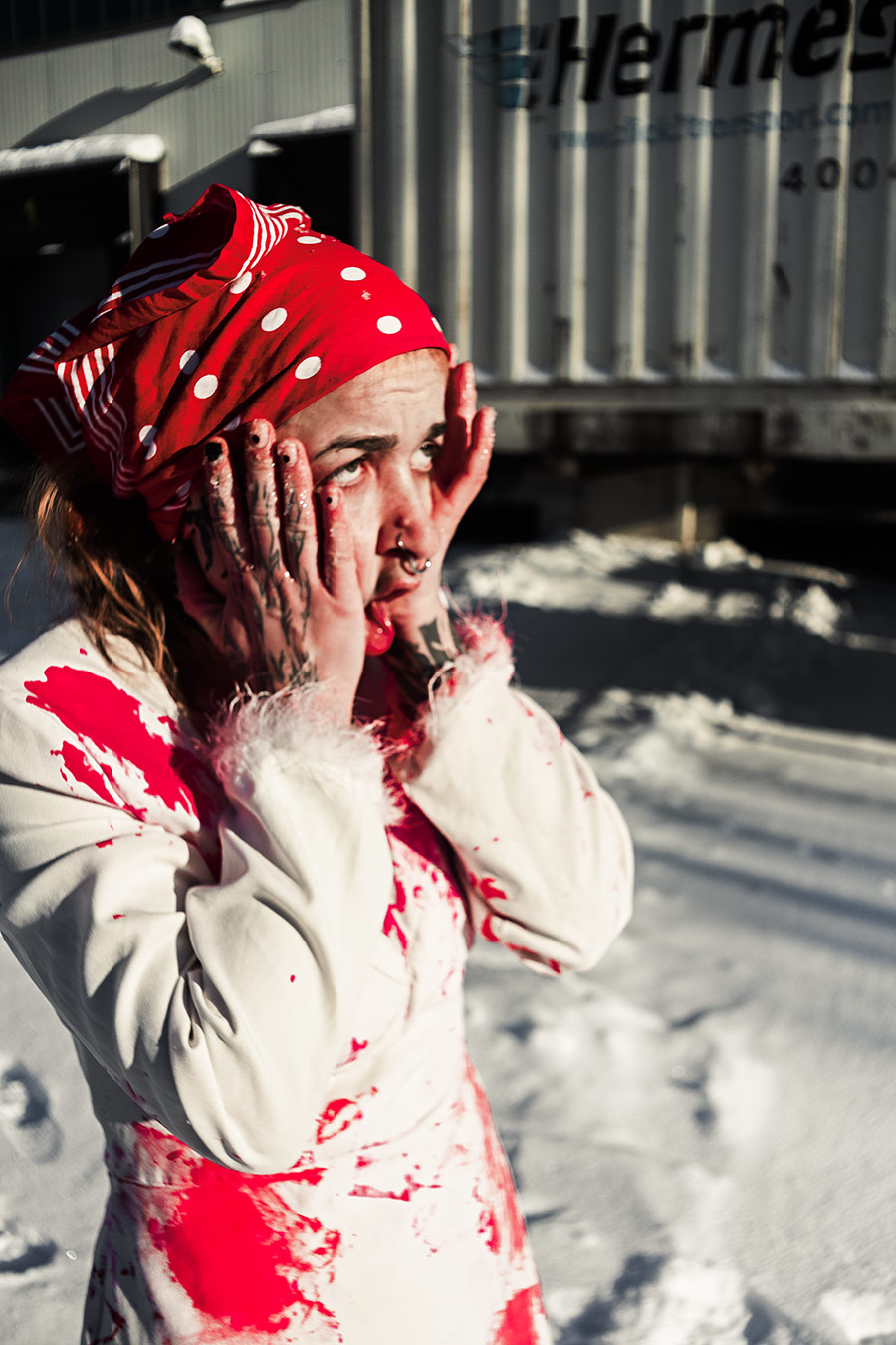 Frau im Winterlicht, Schnee, rote Flecken auf weißem Stoff