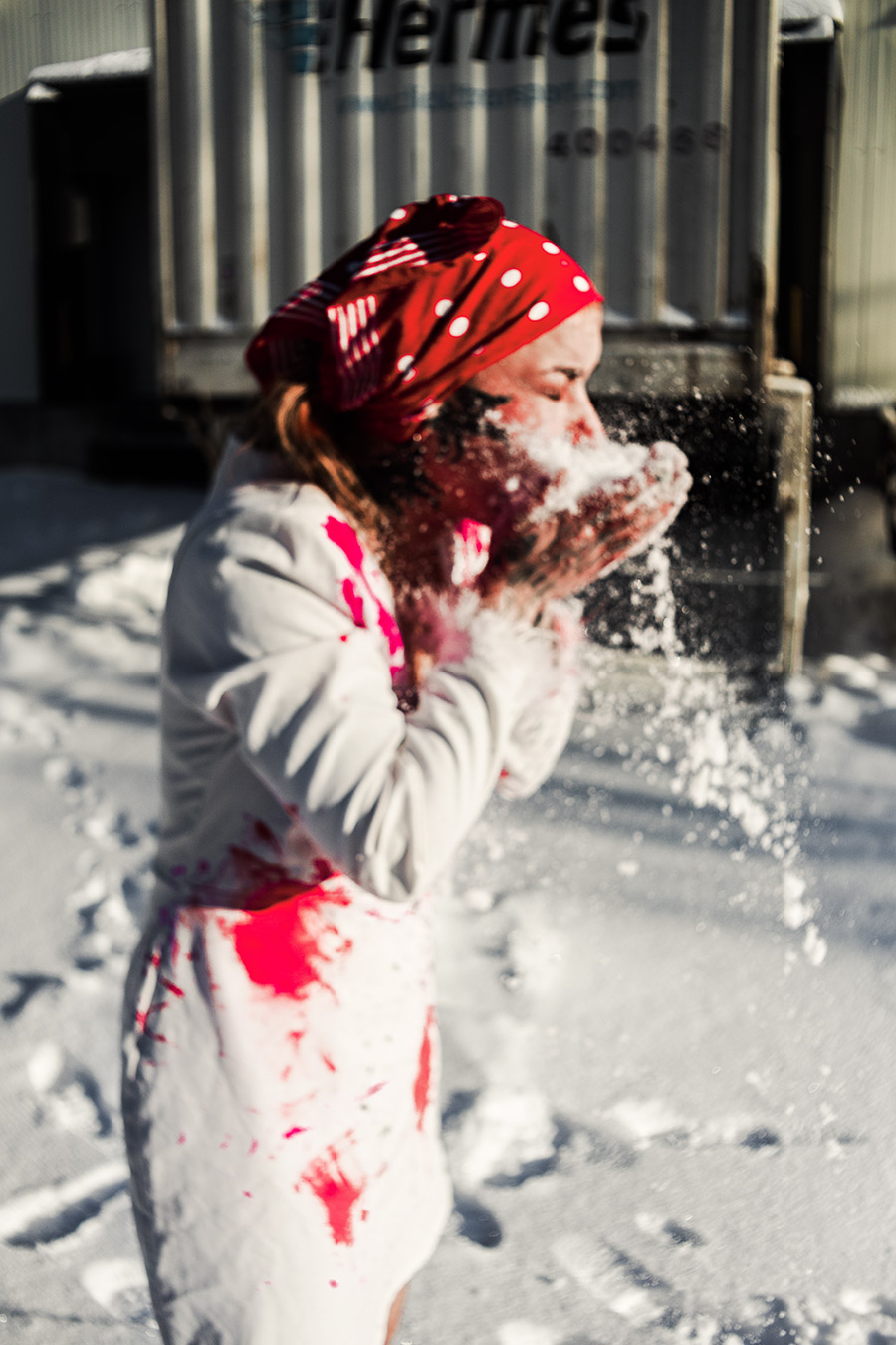 Emotionale Szene im Schnee mit rotem Kopftuch