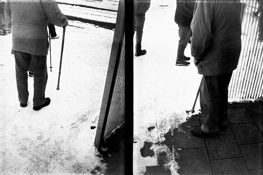 Wartende an Tramstation Schkeuditz Winter, Agat18k Halbformat, analoge Straßenfotografie