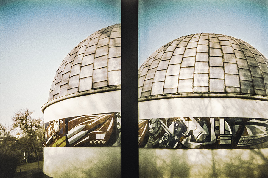 Sternwarte Schkeuditz mit DDR-Mosaik, Doppelbelichtung Agat18k, analoge Winterfotografie