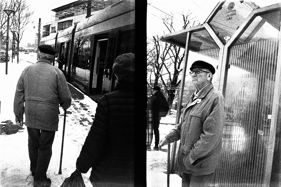 Mann an Tramhaltestelle Schkeuditz Winter, Agat18k Doppelaufnahme, analoge Streetphotography