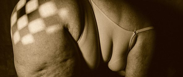 Frauenkörper gebeugt nach vorne, Fomapan Ortho 400, analoge Körperstudie