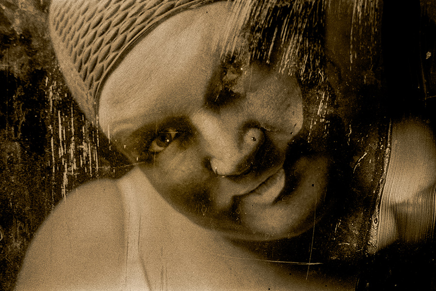 Frau schaut durch gebrauchte Scheibe, Fomapan Ortho 400, analoge Fotokunst