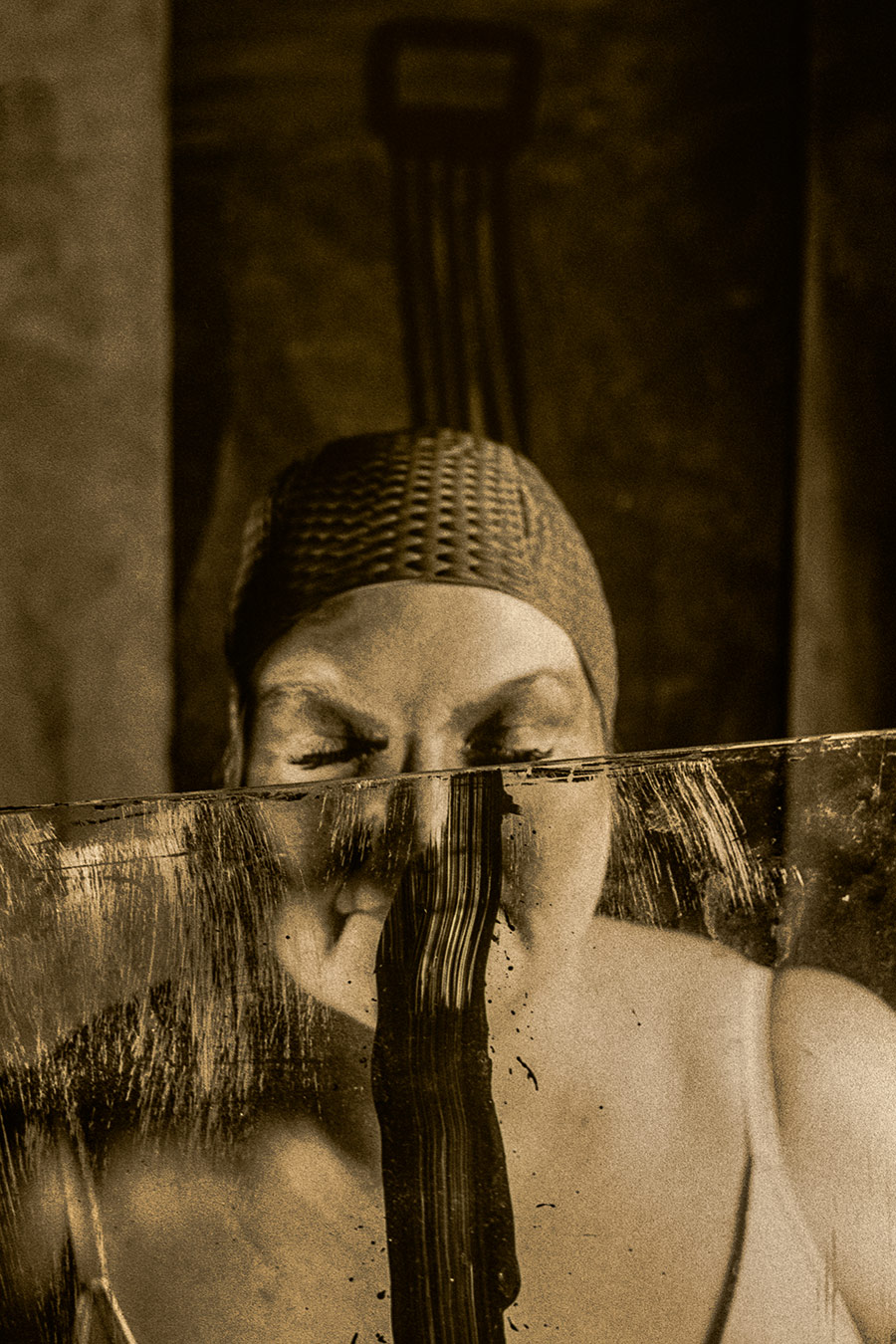 Frau hält Scheibe mit schwarzem Strich vor Gesicht, Fomapan Ortho 400, analoge Fotokunst