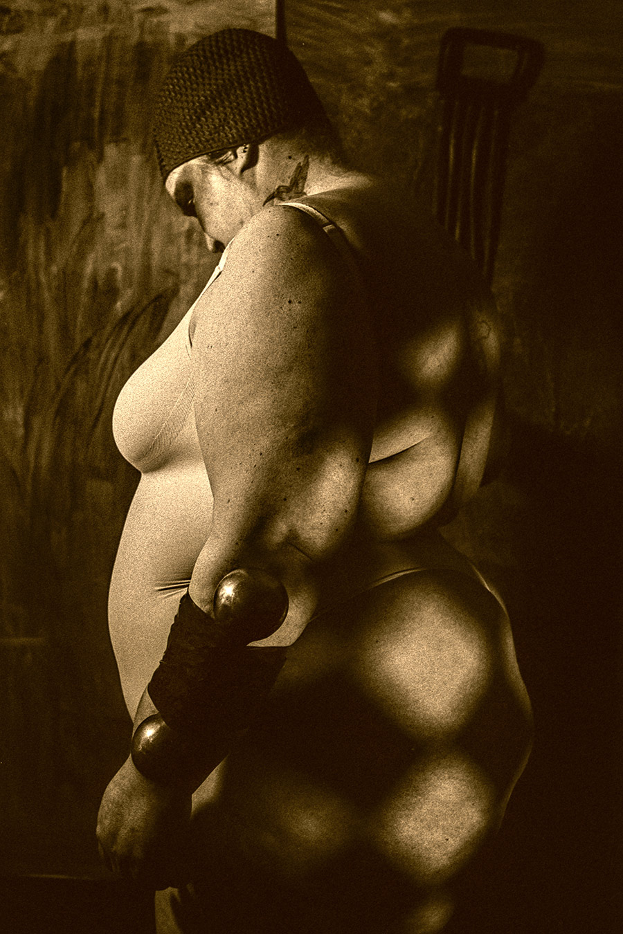 Stehender Frauenkörper mit Gewicht am Arm, Fomapan Ortho 400, analoge Fotokunst