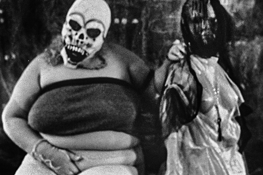 Surreale Maskenfotografie Totenkopf Geist schwarzweiß analog Kunst