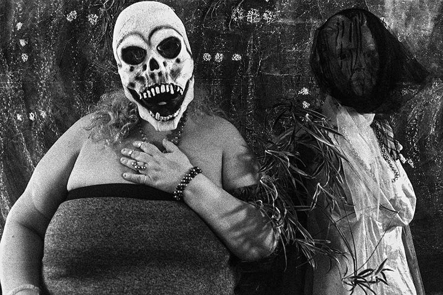 Künstlerisches Porträt über Körpernormen, Maske und Vergänglichkeit