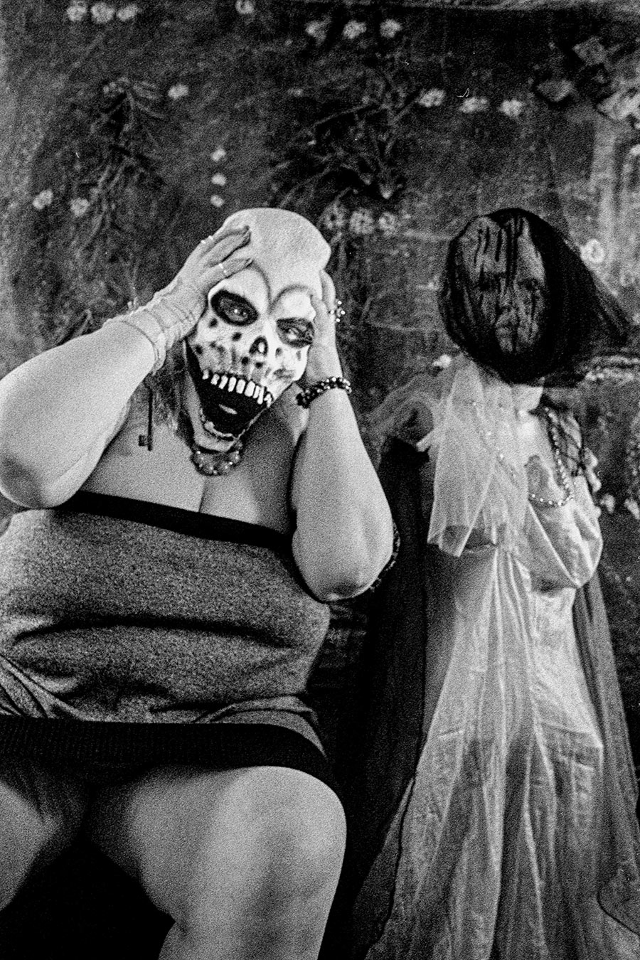 Analoge Schwarzweißfotografie zweier maskierter Körper im Raum