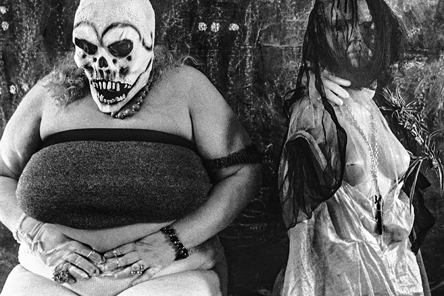 Surreale Porträtfotografie Masken schwarzweiß analog Fotokunst