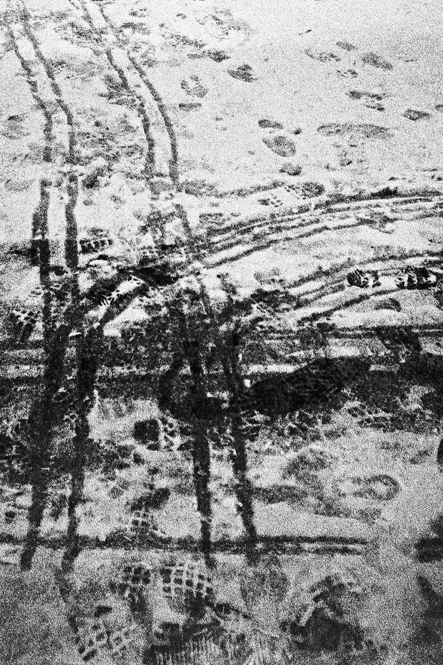 Winterweg Reifenspuren Schnee schwarzweiß analog minimalistisch