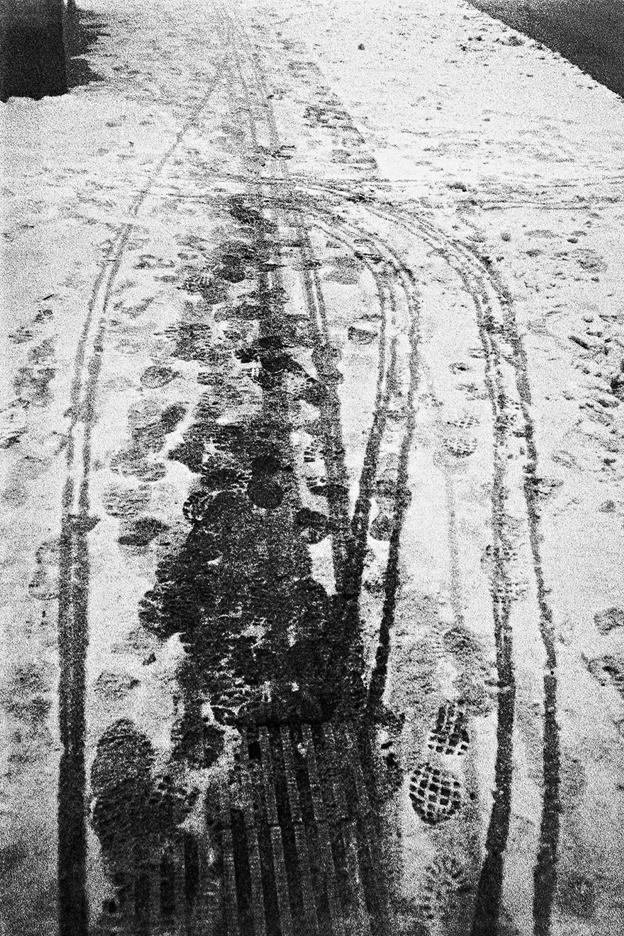 Analoge Winterfotografie Fahrspuren Schnee körnig Vogelperspektive