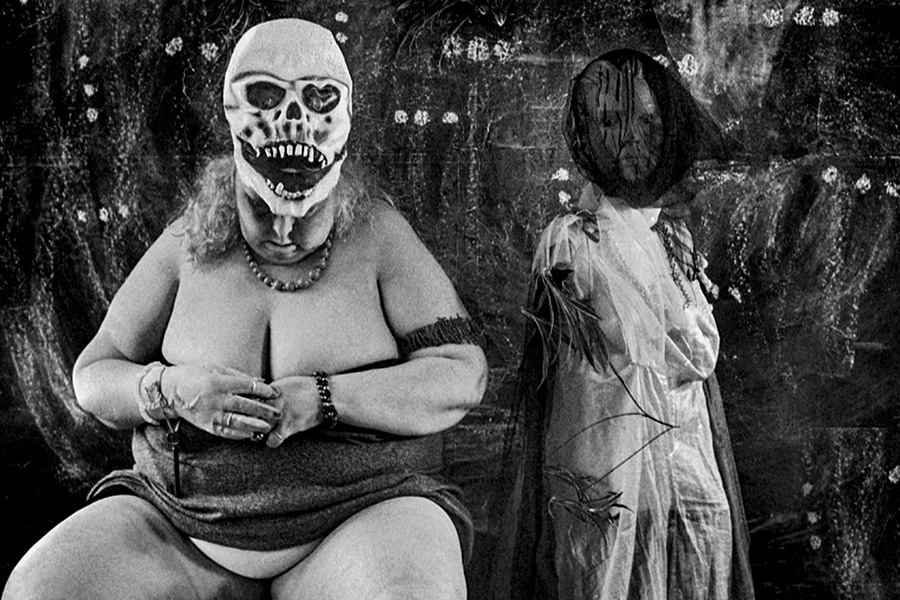 Fotokunst, Analogfotografie, Schwarzweiß, surreal, Masken, Körperlichkeit, Filmkörnung