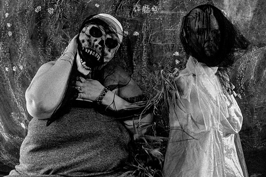 Variante 1:
Alt-Text: Surreale Maskenfotografie Totenkopf Schleier Geist schwarzweiß analog