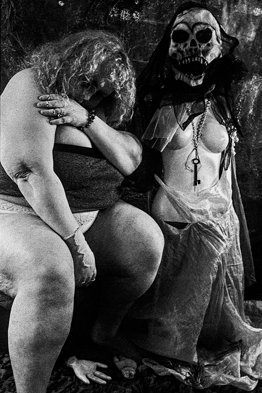 Surreale Aktfotografie Totenkopfmaske nackt Schlüssel schwarzweiß analog