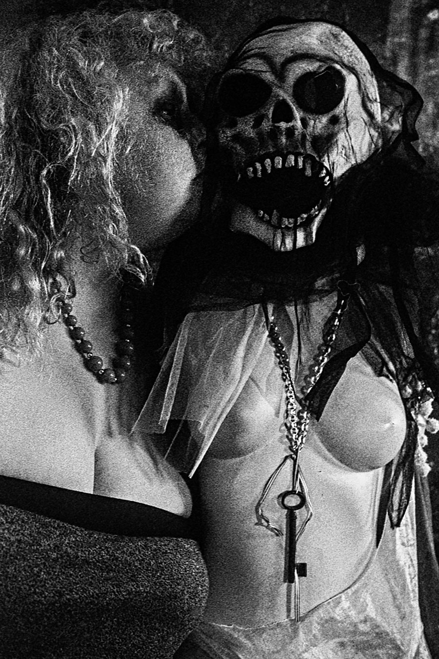 Fotokunst, Analogfotografie, Schwarzweiß, surreal, Masken, Schlüssel, Filmkörnung, kuss