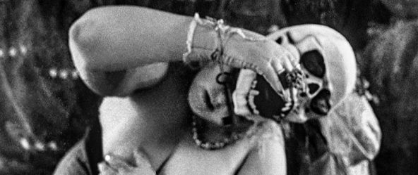 Surreale Maskenfotografie Totenkopf nackt liegend schwarzweiß analog