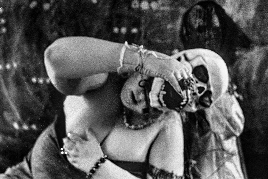 Surreale Maskenfotografie Totenkopf nackt liegend schwarzweiß analog